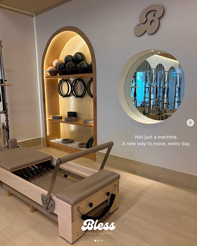 Interior luminoso del estudio de Pilates