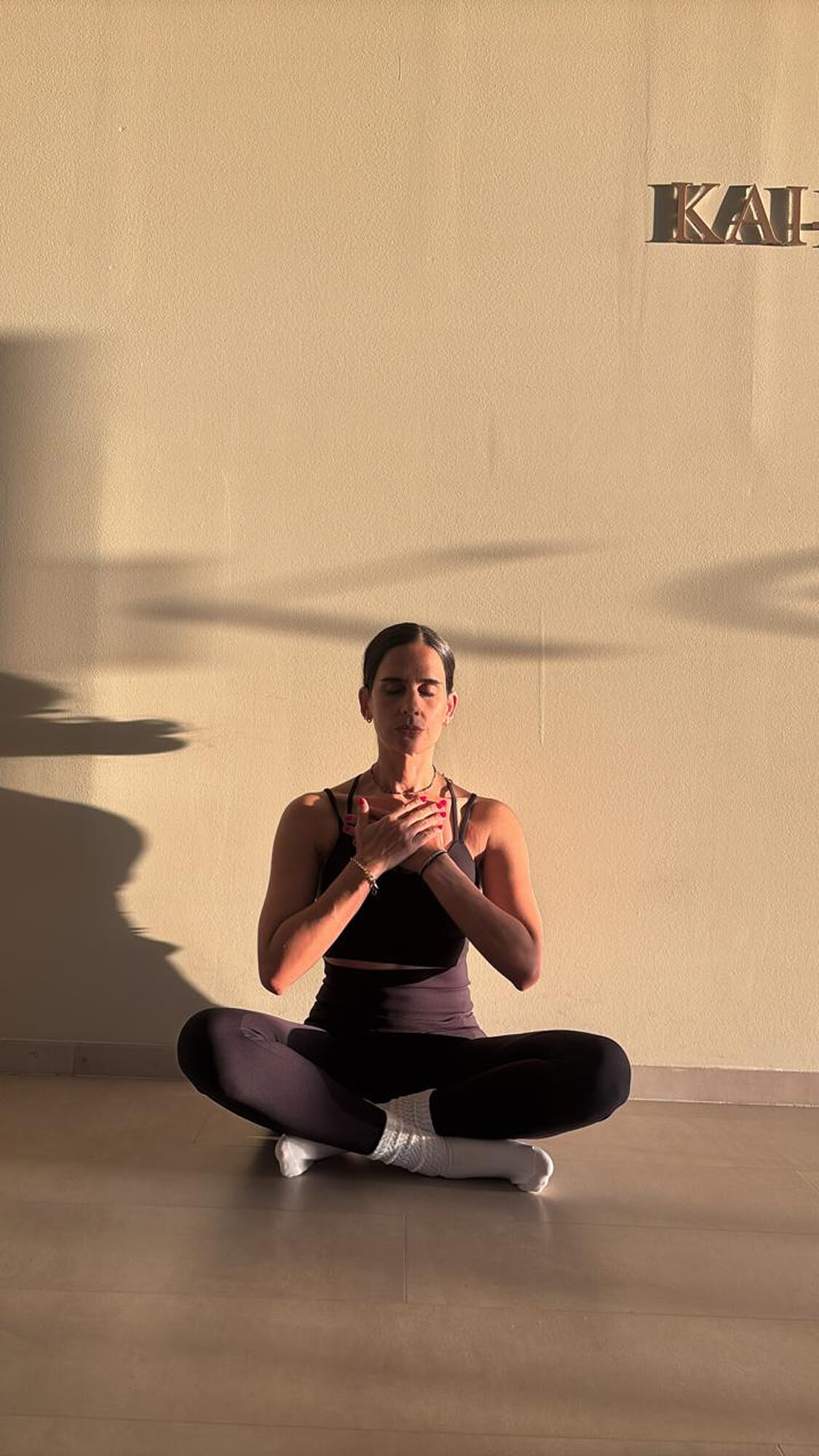 Meditación en calma sobre tapete, luz natural y madera cálida