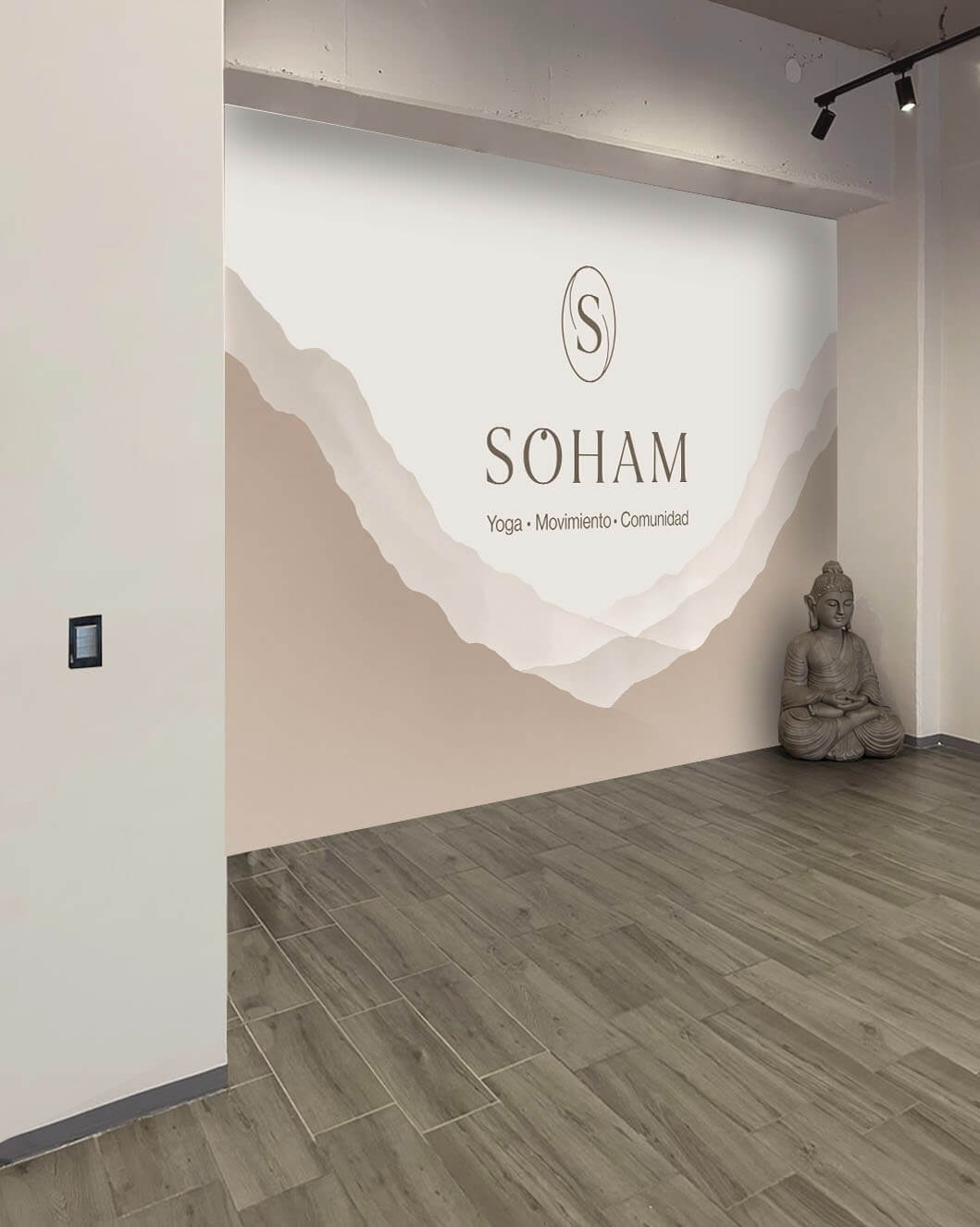 Sala de yoga SOHAM con esterillas preparadas