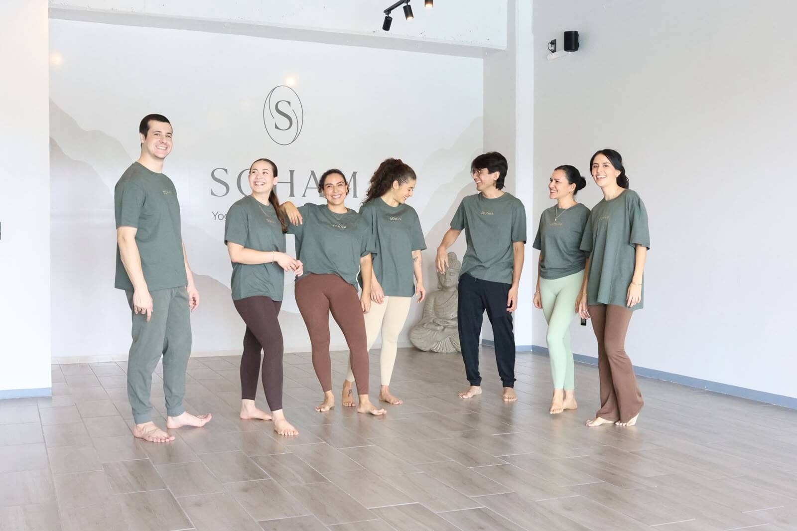 Sala de yoga minimalista con madera y plantas